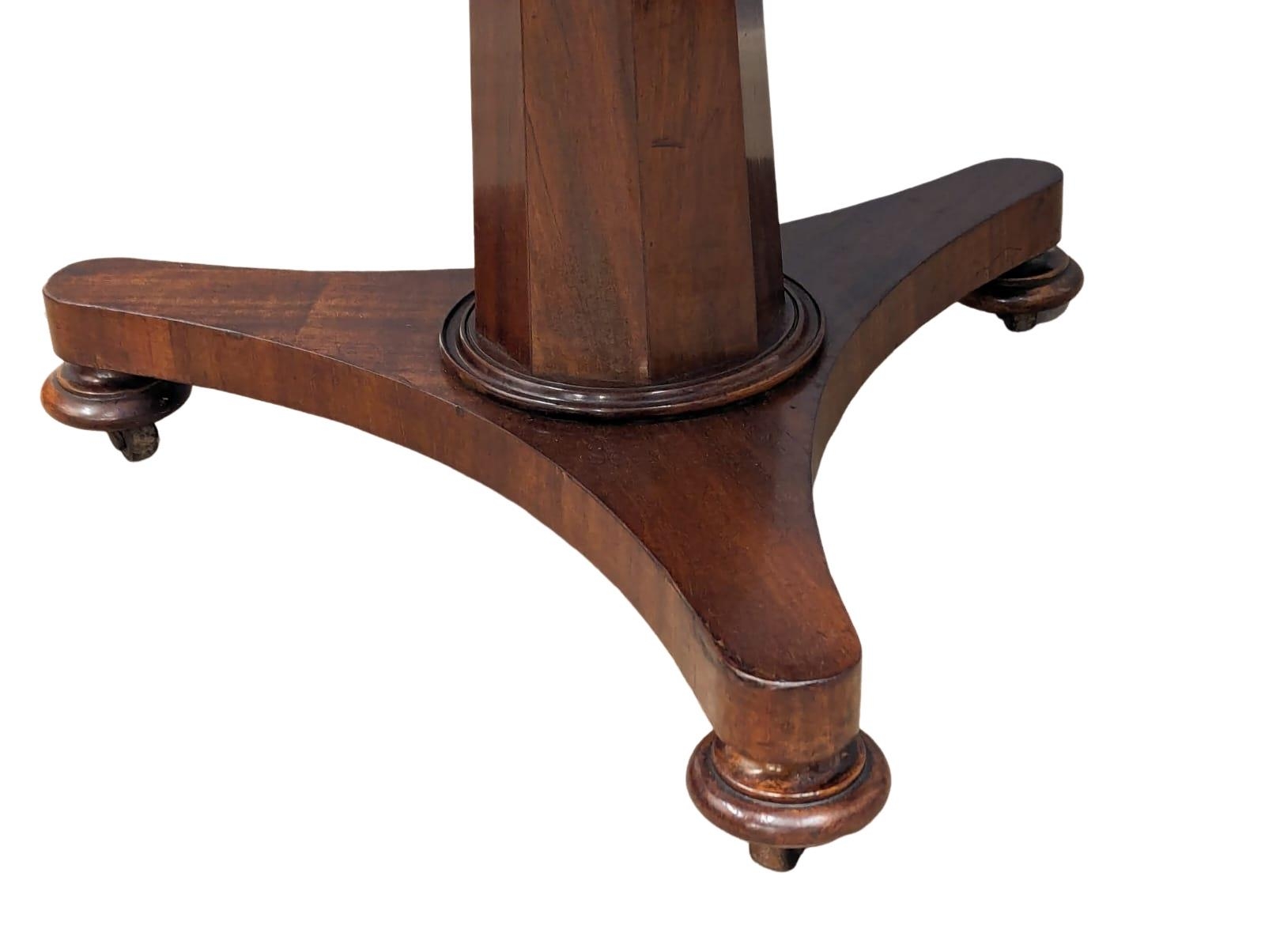 A William IV mahogany breakfast table. Circa 1830s. 106x72.5cm - Bild 6 aus 7