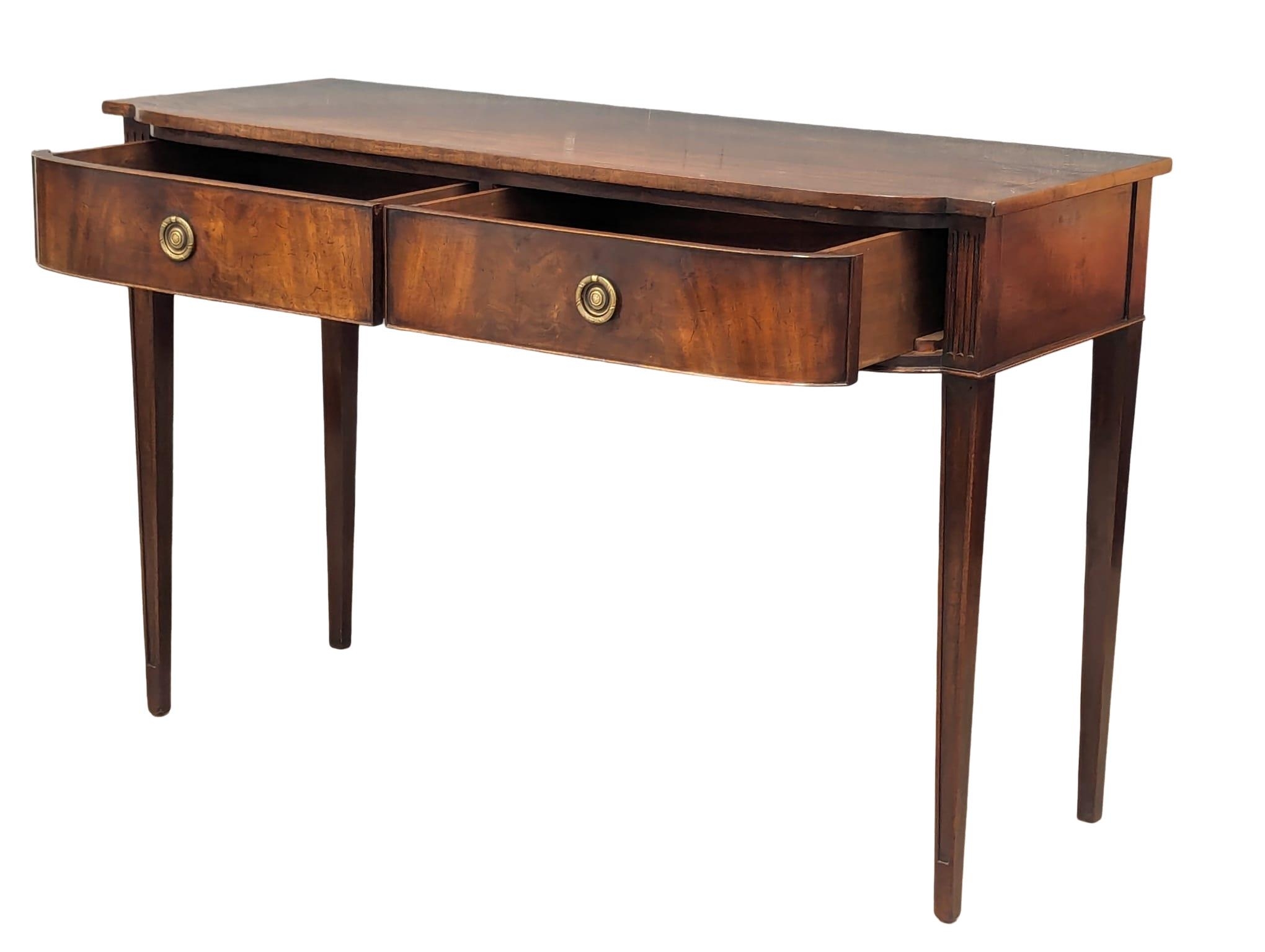 An early 20th Century inlaid mahogany console table in Hepplewhite style, 130cm x 52cm x 84cm - Bild 3 aus 6
