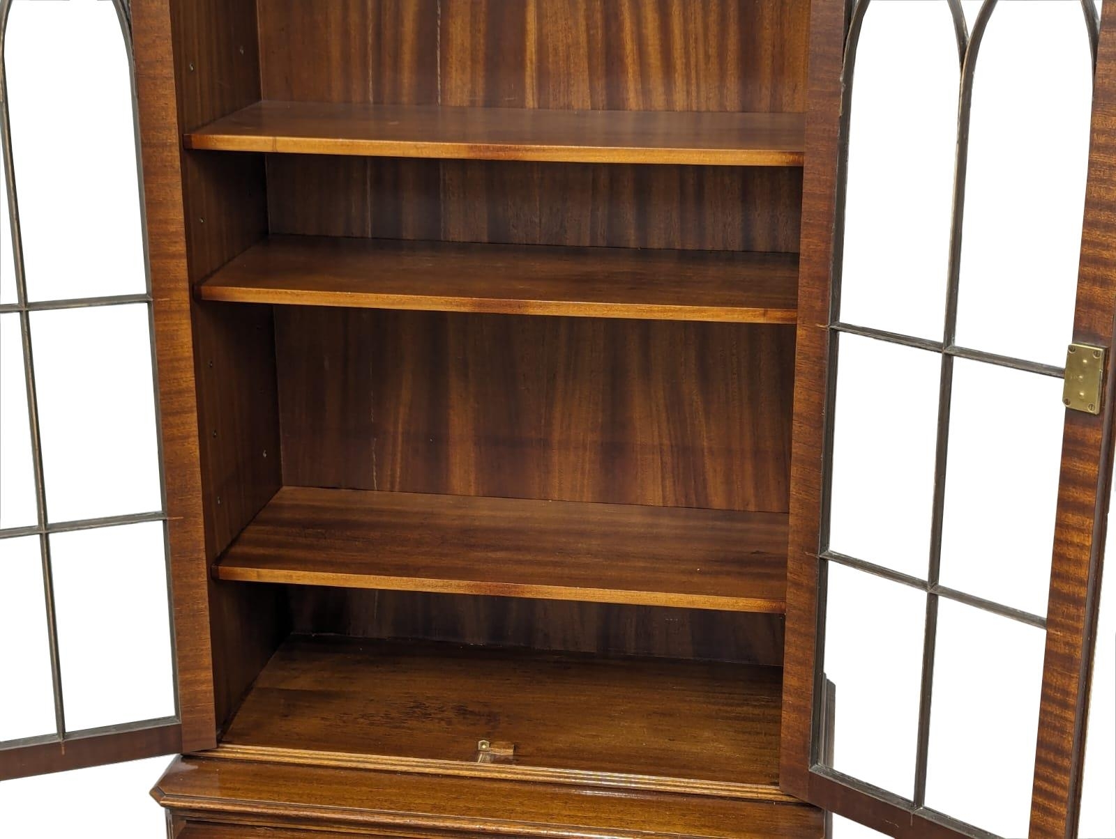 A Georgian style mahogany bookcase with brushing slide and astragal glazed doors. 75x40x176.5cm - Image 6 of 6