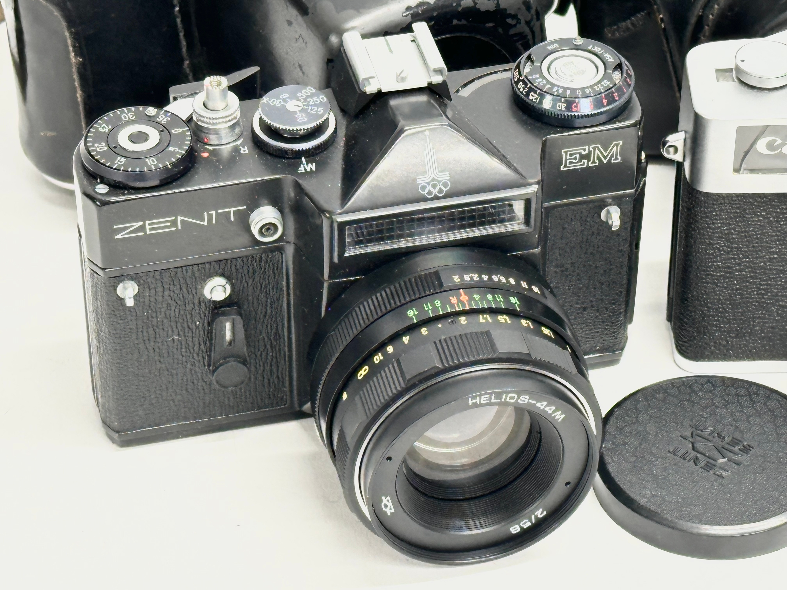 2 vintage cameras. A Zenit EM camera with case and a Canon Canonet Junior camera with case. - Image 2 of 4