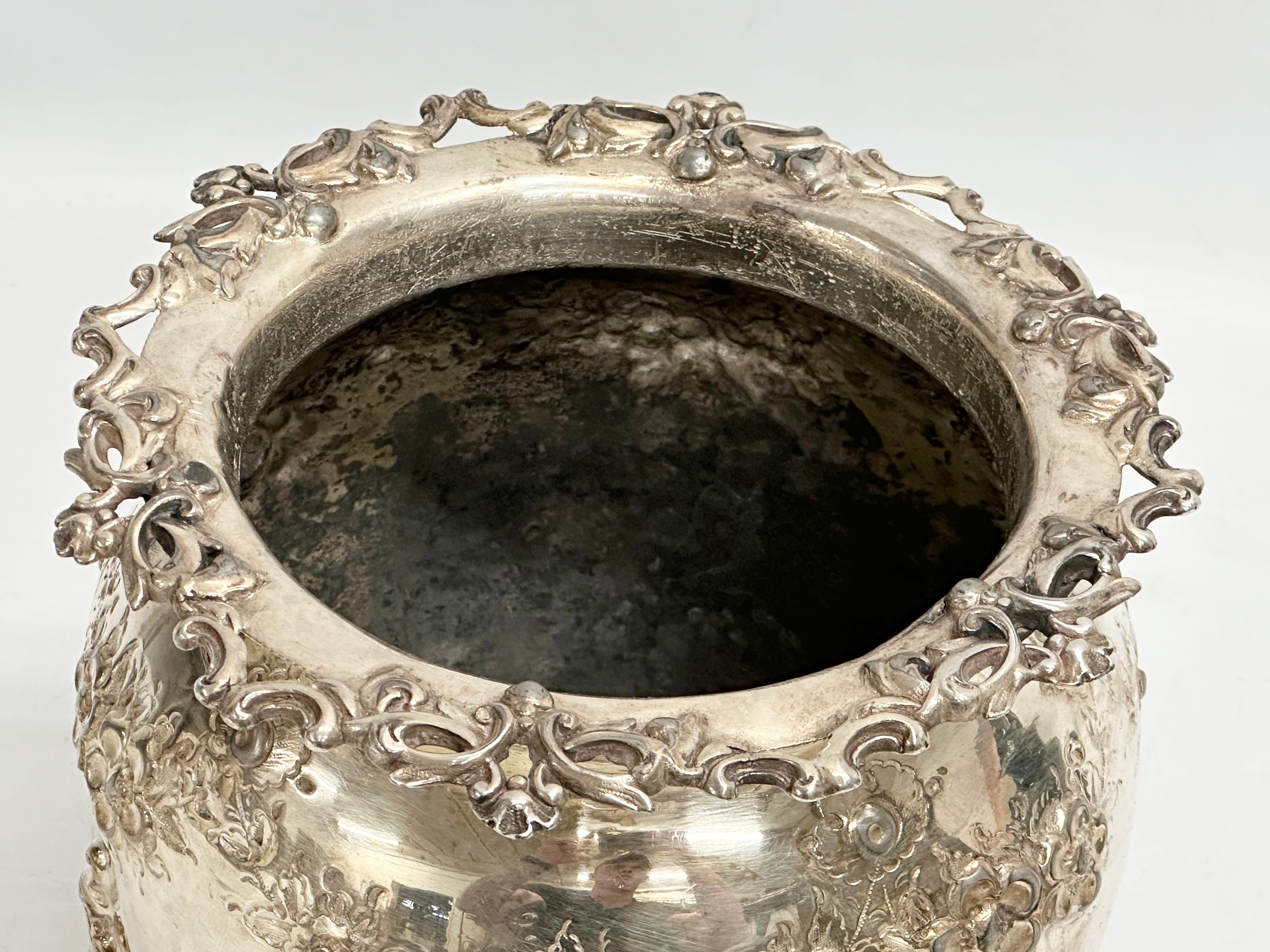 An Irish Late 19th Century silver plated jardiniere by Riddels LTD, Belfast. 18x18x18cm - Image 2 of 5