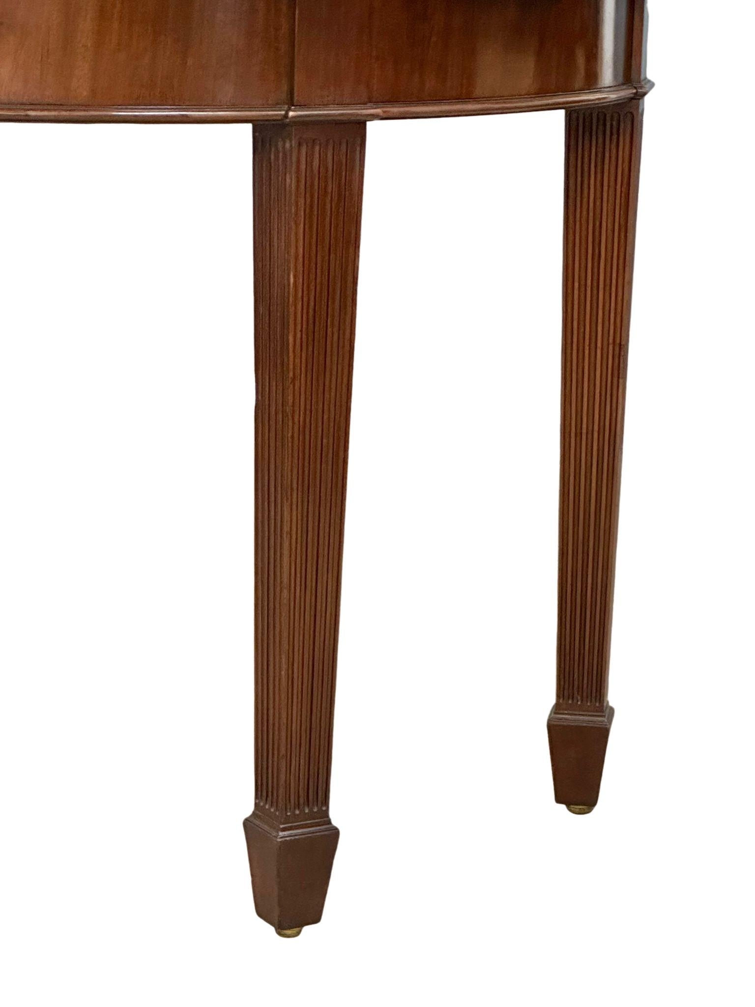 A pair of good quality Early 20th Century mahogany console tables in the Hepplewhite style. Circa - Bild 3 aus 8