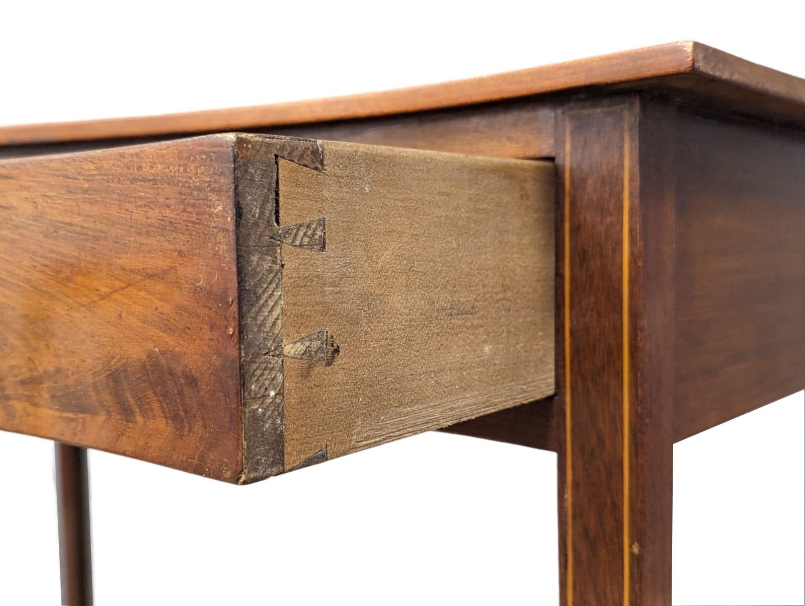 An Early 20th Century Sheraton Revival inlaid mahogany side table on square tapering legs and - Bild 4 aus 6