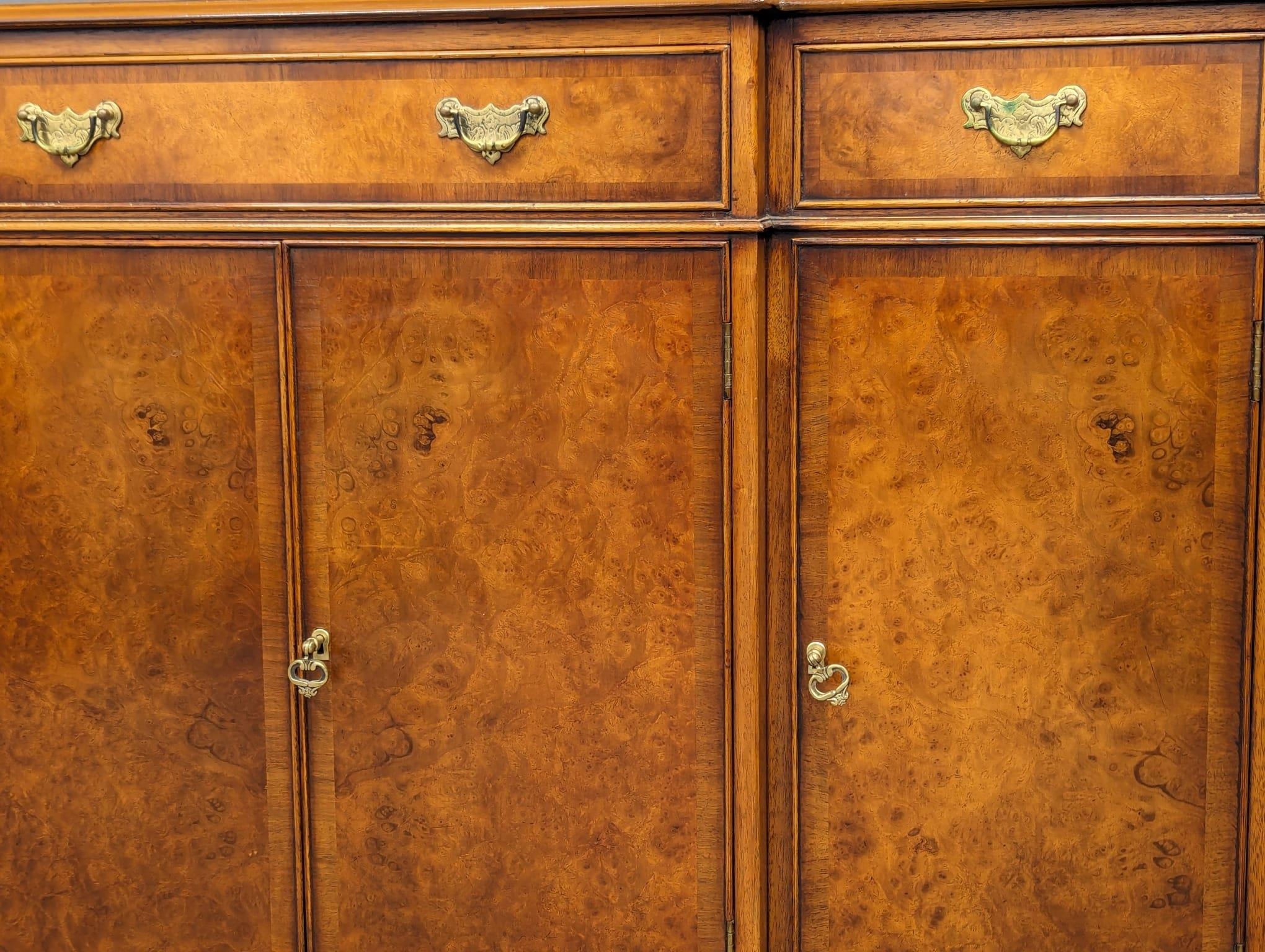 A George III style burr elm breakfront sideboard. 138x40x84cm - Image 3 of 6