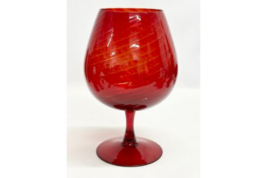 A collection of 20th Century ruby glass. - Image 18 of 19