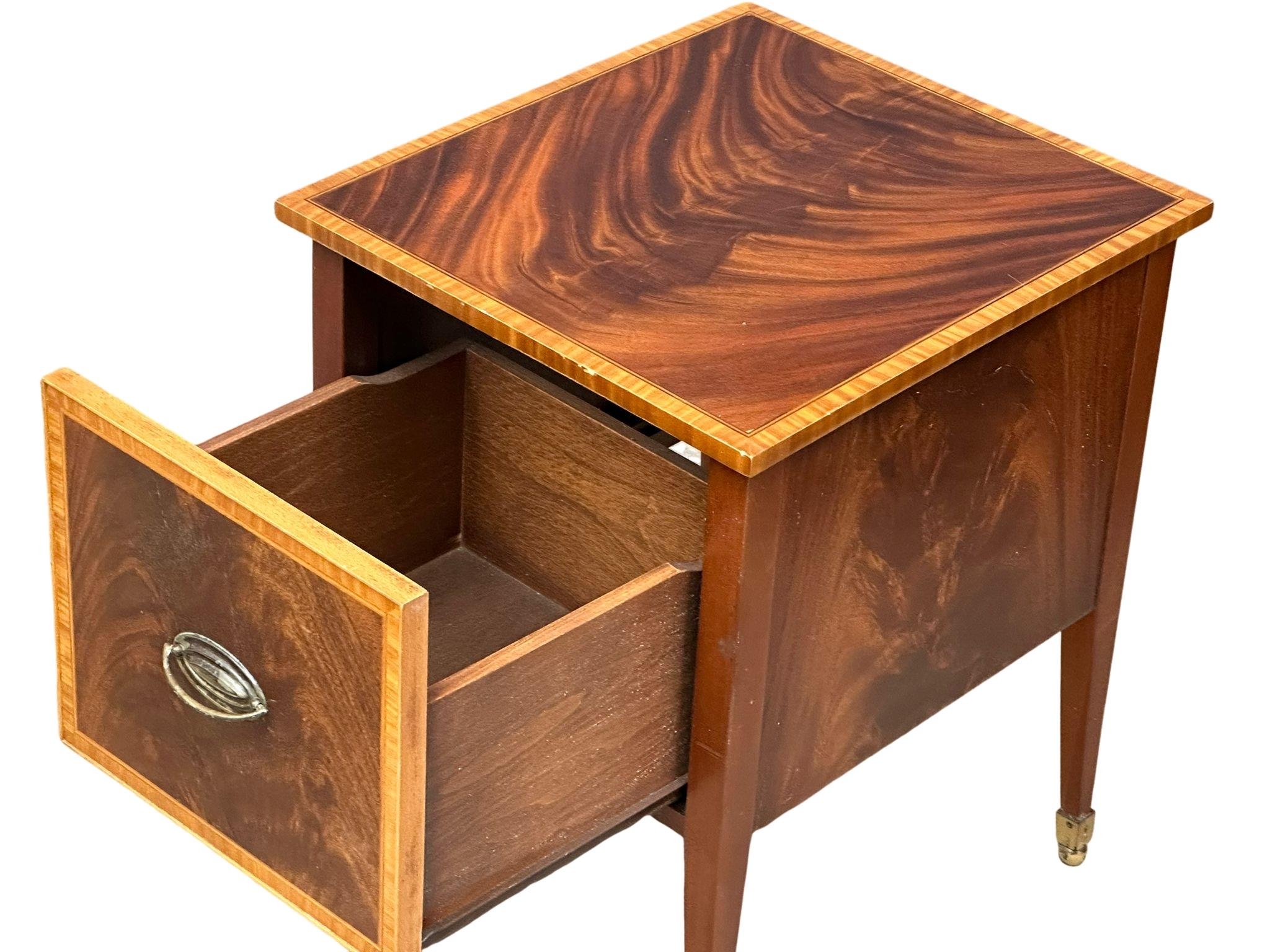 A near pair of Sheraton style inlaid mahogany bedside lockers with satinwood cross banding and brass - Image 2 of 5