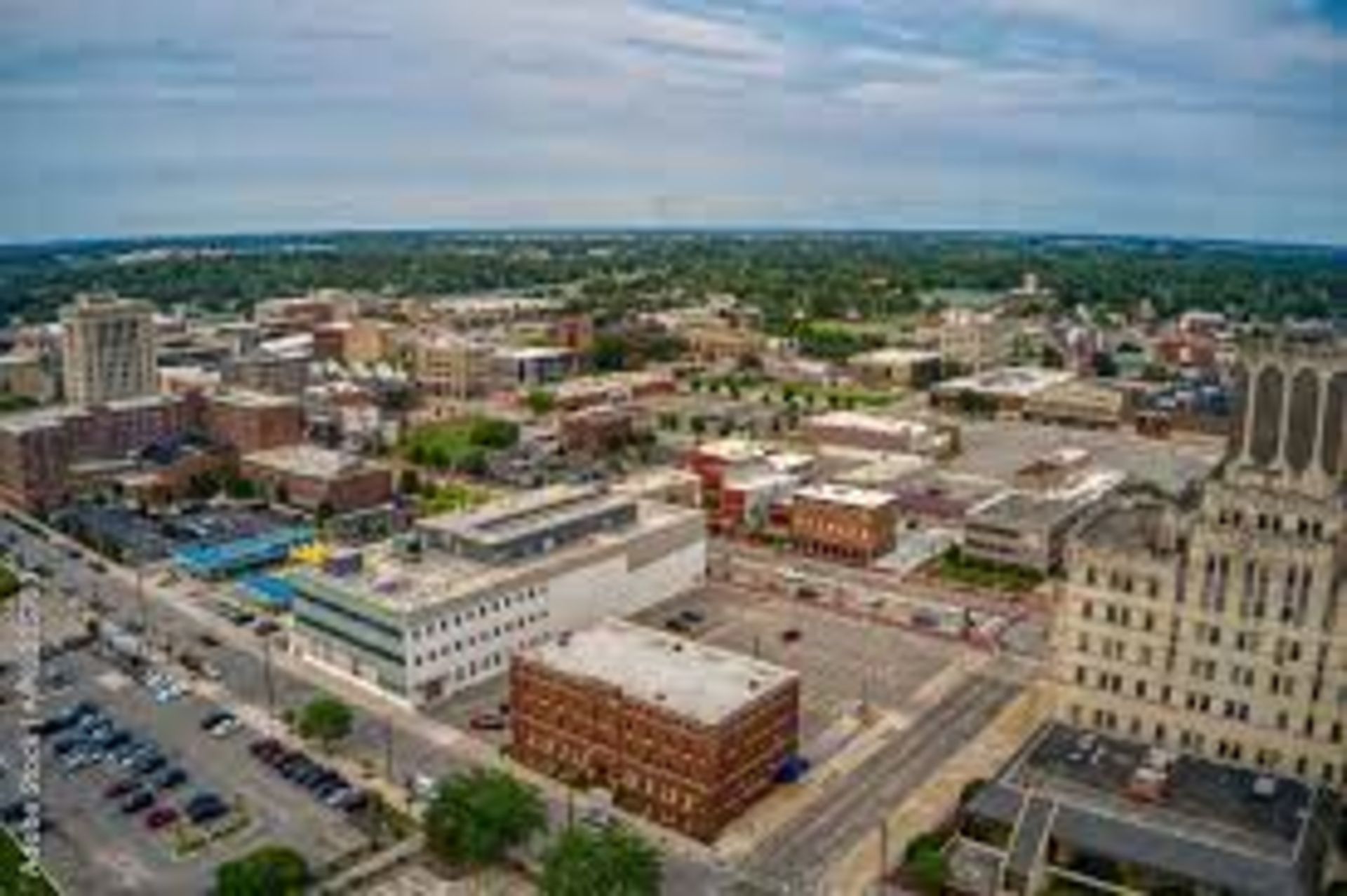 Explore the Vibrant Lifestyle of this Michigan Town, Where Affordability Meets Friendliness! - Bild 2 aus 15