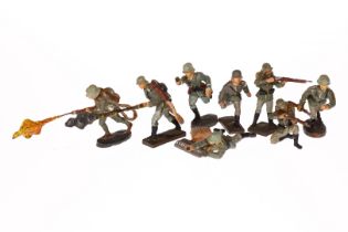 Konv. 8 Elastolin/Lineol Soldaten, zum Angriff, mit Granaten, MG und Gewehr, L 7, Z 2-3