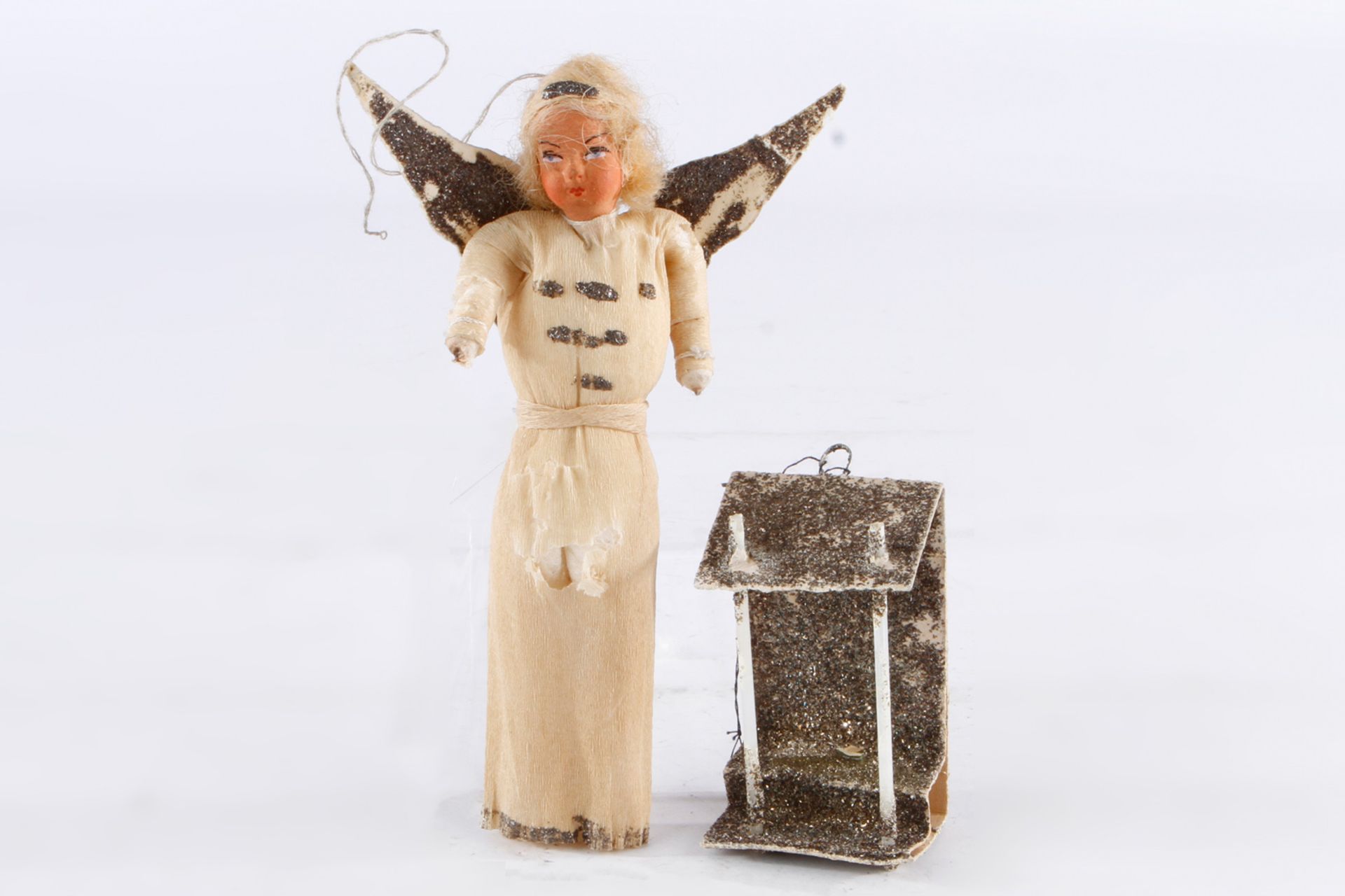 Engel als Weihnachtsanhänger, wohl 20er Jahre, Figur aus Draht, Watte und Papier, Massekopf