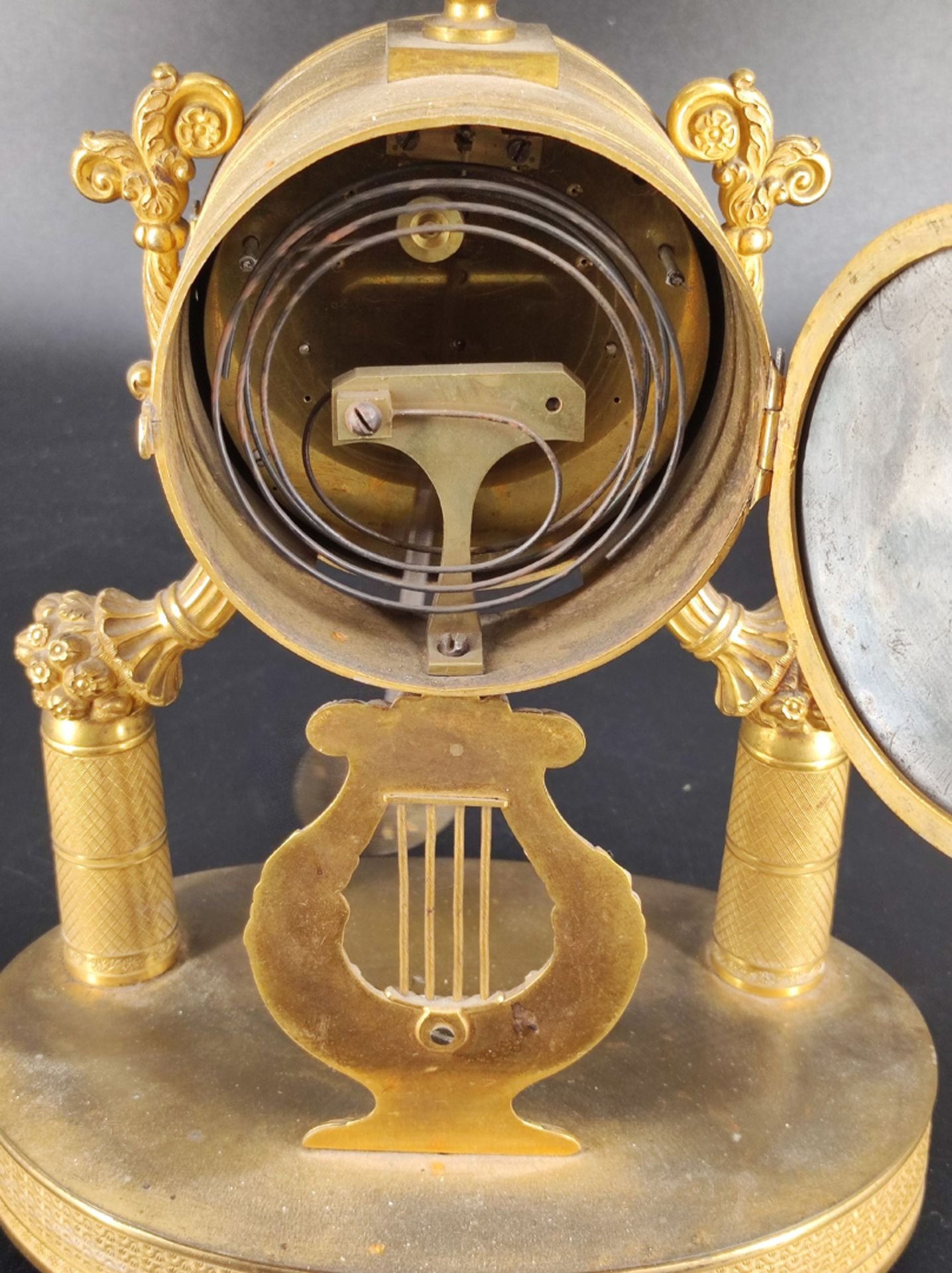 Kaminuhr, Bronze, vergoldet, 19. Jh., Werk mit Fadenaufhängung und Viertelschlag auf 2 Tonfedern, - Bild 2 aus 2