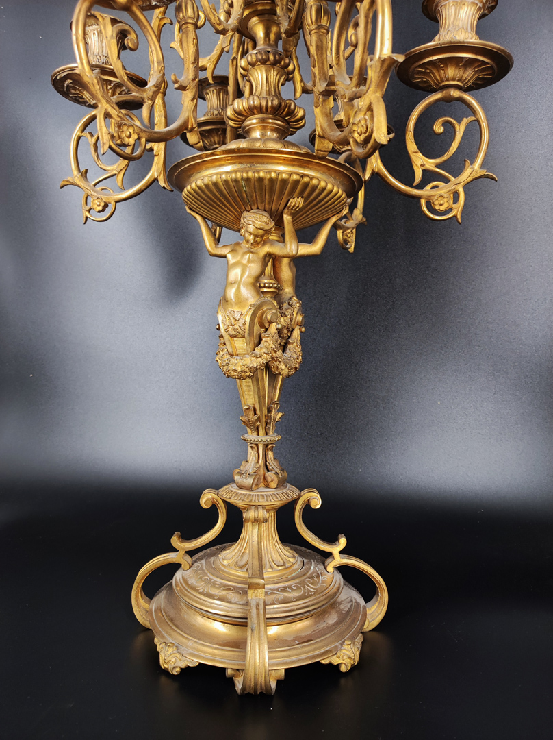 Paar schwere Tafelleuchter, Bronze, vergoldet, Historismus, je 7-flammig, Alterungsspuren, H 67 cm - Image 2 of 3