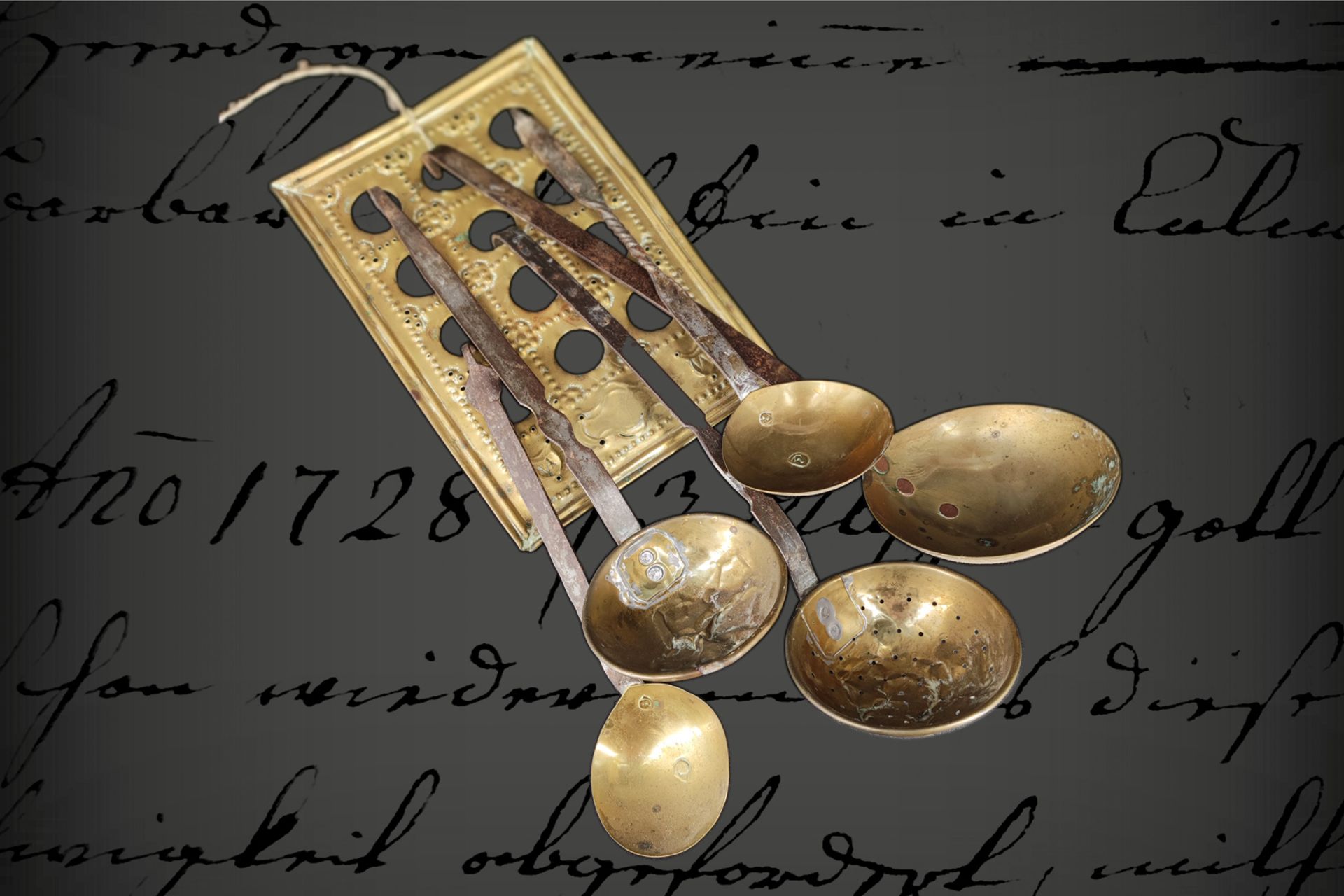 Löffelhalter, Messing, handgetrieben, um 1800, mit 4 Schöpfern, teilweise defekt, H 24 cm, gesamt 54