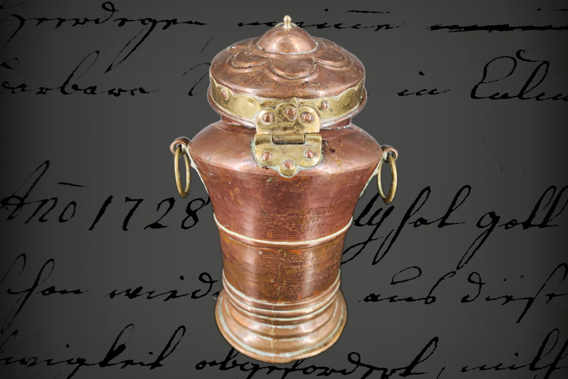 Modell-Wasserbehälter, Kupfer, handgetrieben, um 1800, mit verzierten Messingbeschlägen, Deckelstift