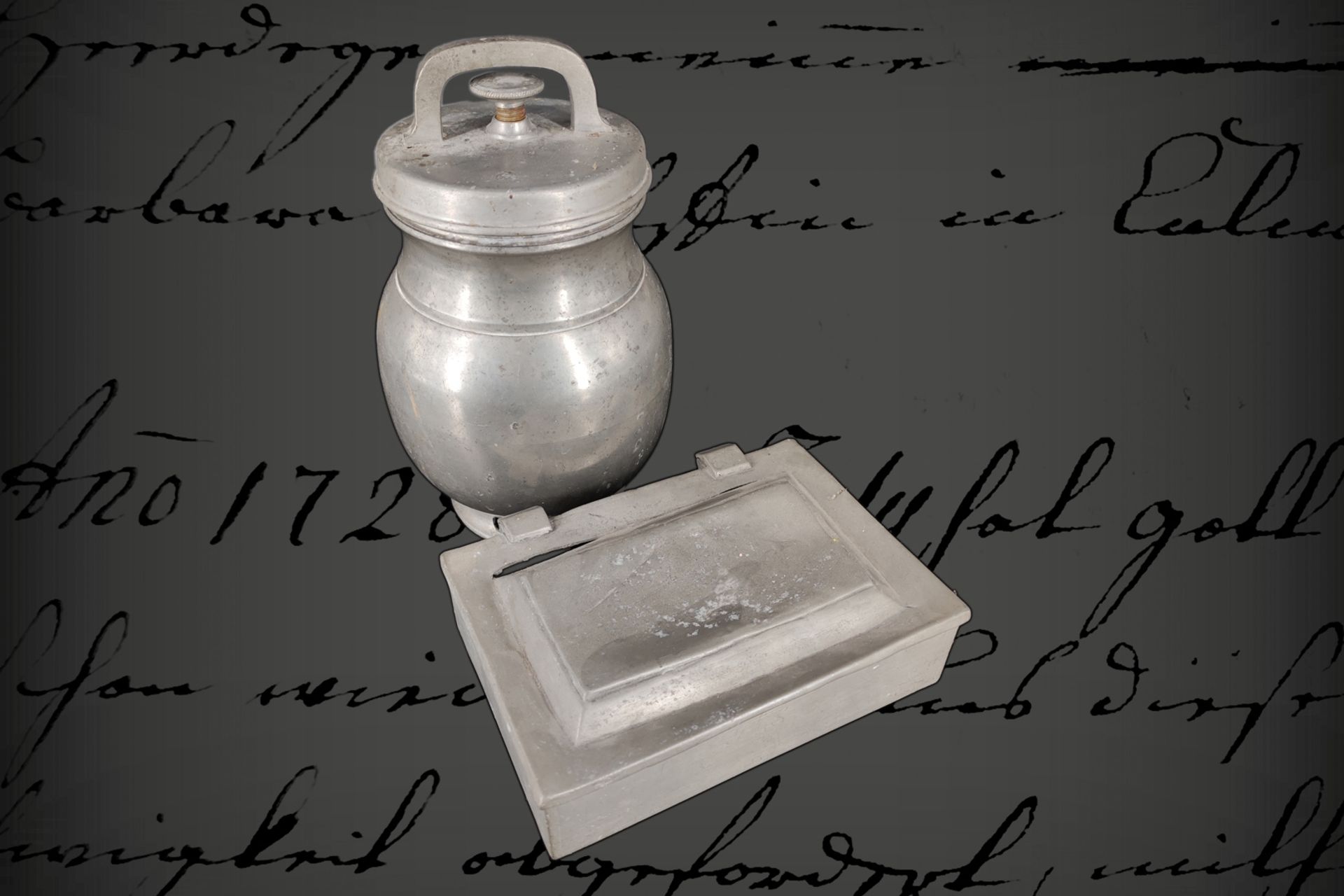 Schraubflasche, Zinn, frühes 19. Jh., H 23 cm, dazu Deckeldose, rechteckig, defekt, L 17 cm