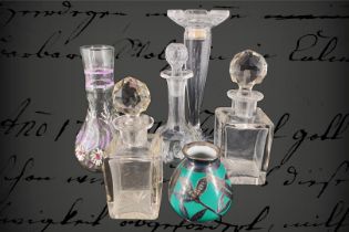 Konv. 5 Glasteile und 1 Porzellanväschen, um 1900, meist mundgeblasen und geschliffen, H 10-20 cm