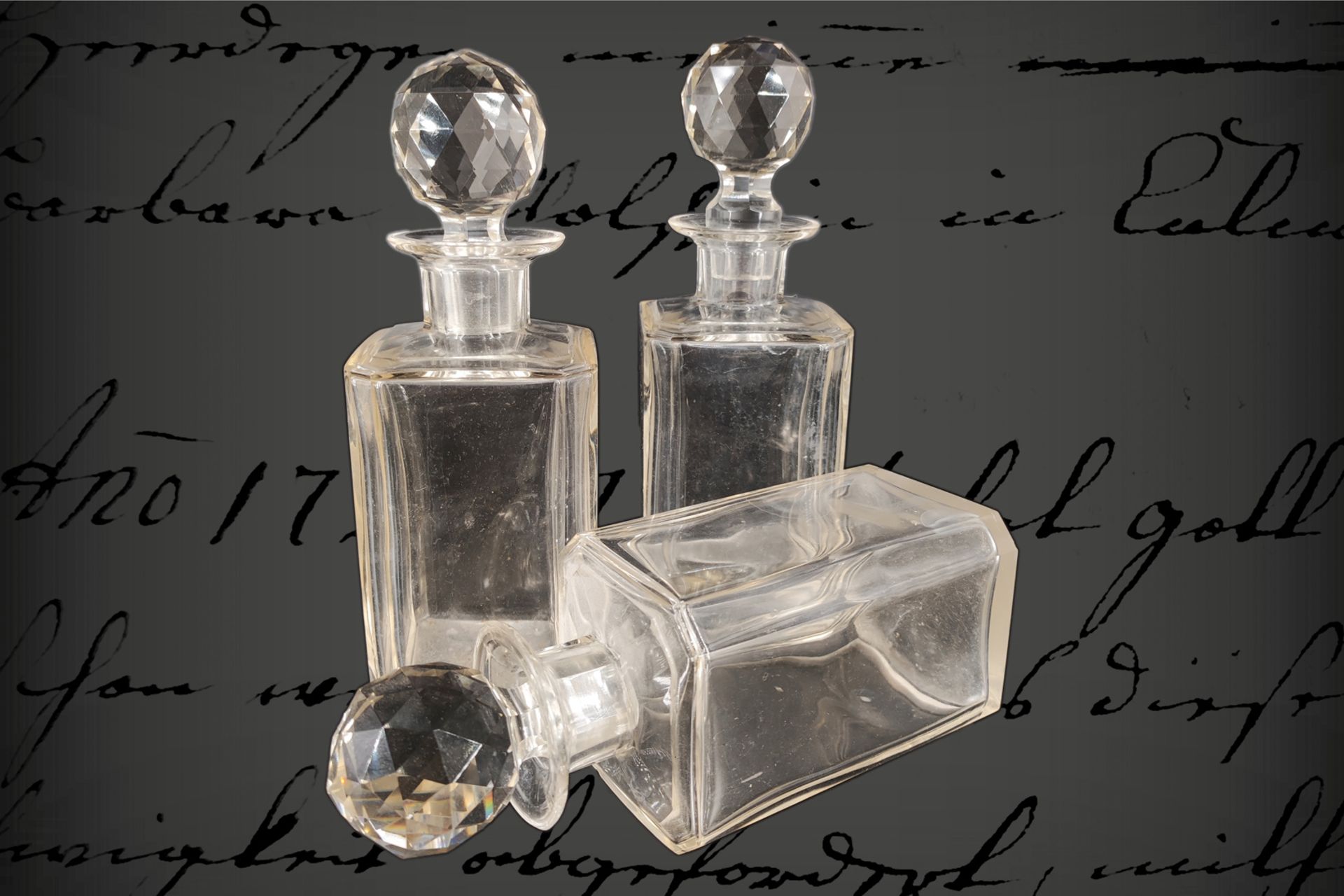 3 Glaskaraffen mit Schliff-Stöpsel, mundgeblasen, 19. Jh., H 21 cm