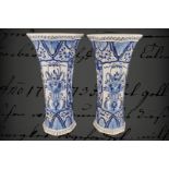 Paar Delfter Vasen, blaue Bodemarke ”B” ”109” ”P” und ”16” mit Unterstrich, eine mit Brandriss, H 30