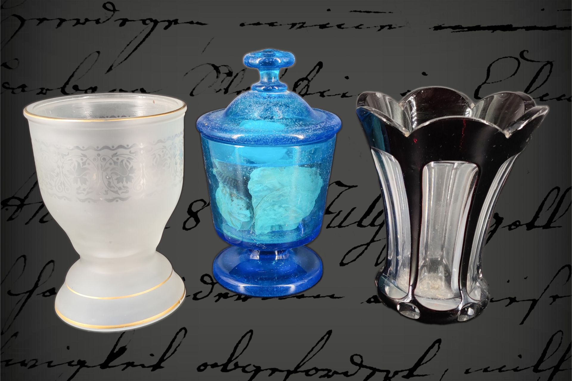 2 Glasbecher und 1 Glasdose, mundgeblasen, eines mit Rubin-Überfang, 19. Jh., H 12 cm