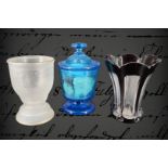 2 Glasbecher und 1 Glasdose, mundgeblasen, eines mit Rubin-Überfang, 19. Jh., H 12 cm