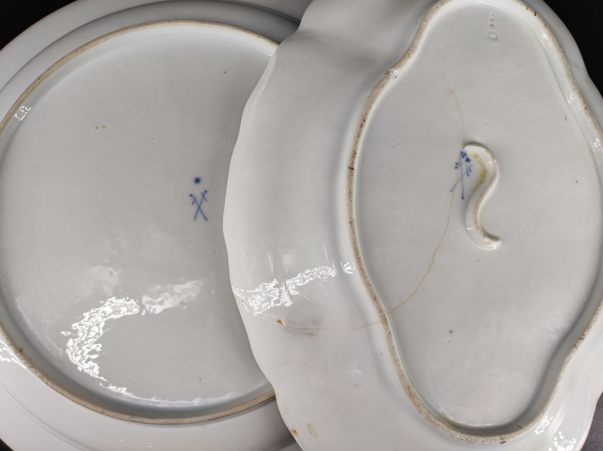 2 barocke Meissen Geschirrteile, ovale Platte und runder Teller, ovale Platte Schwertermarke mit 2 - Bild 2 aus 2