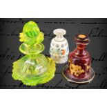 3 Biedermeier-Glasflakons, Schliffstöpsel, einer Rubinglas mit Goldmalerei und einer aus Uranglas (