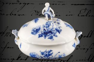 Meissen barocke Deckel-Terrine, 18. Jh., Unterglasur blau, mit Blumen und Insekten, Deckelfigur