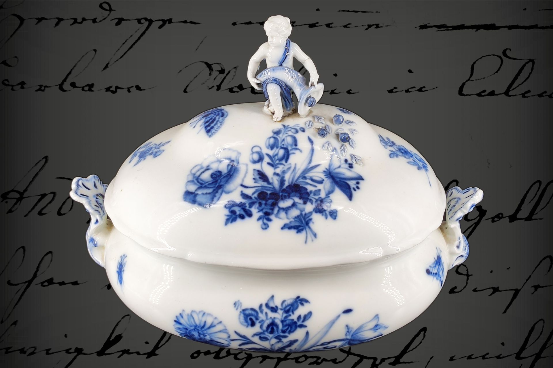 Meissen barocke Deckel-Terrine, 18. Jh., Unterglasur blau, mit Blumen und Insekten, Deckelfigur