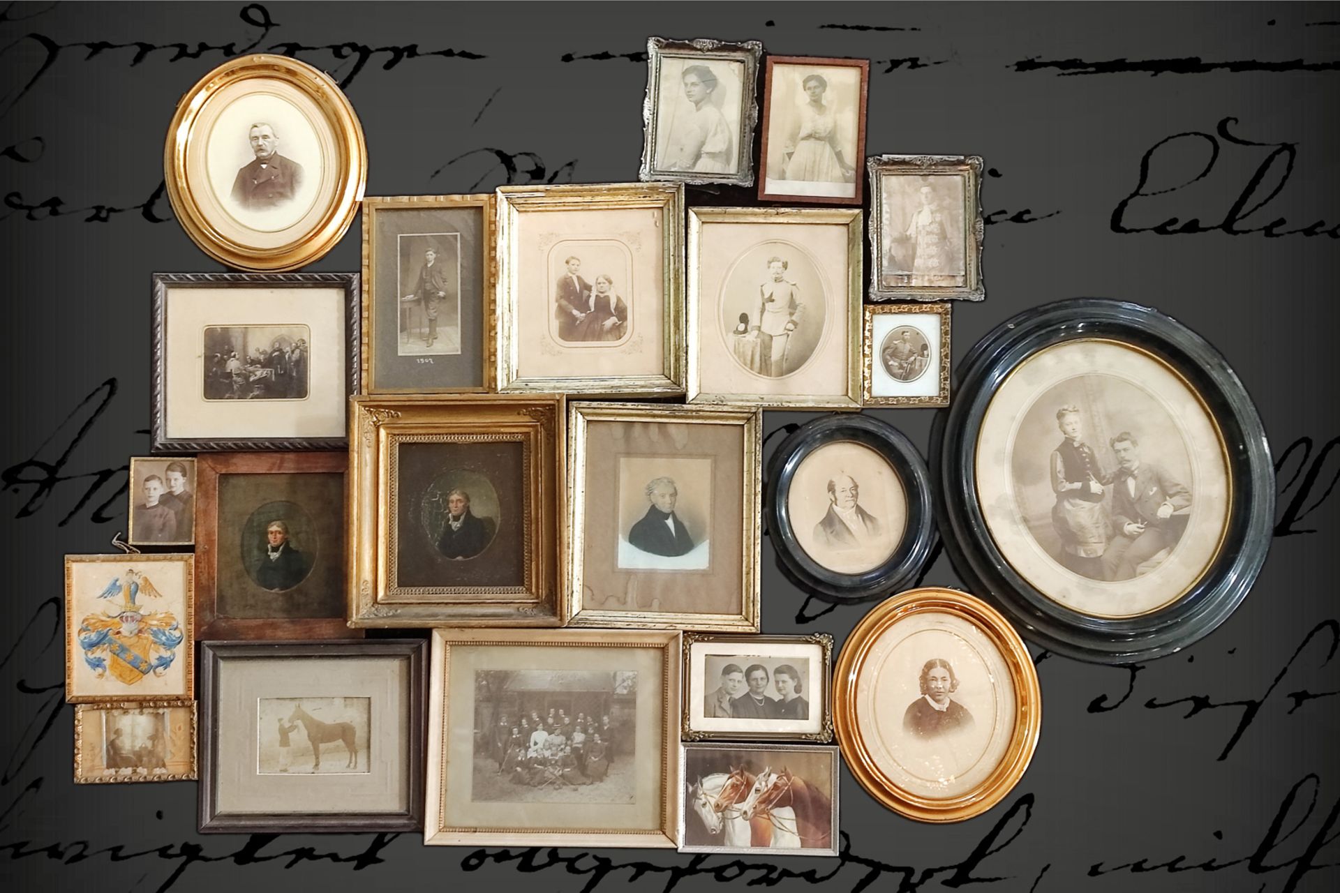 Großes Konv. 21 Fotos und Gemälde der Familie von Feilitzsch, 19. Jh., in schwarzem ovalen und