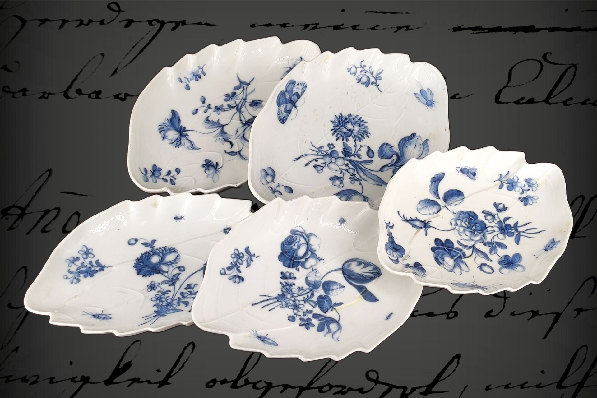 5 barocke Meissen Blattschalen, 1. Hälfte 18. Jh., Unterglasur blau, mit Blumen und Insekten, eine