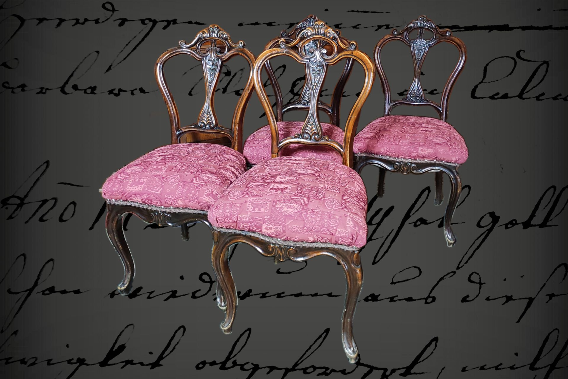 4 geschnitzte und geschweifte Stühle, 19. Jh., Alterungsspuren, H 98 cm