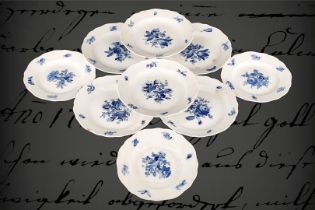 9 kleine Meissen Teller, um 1924, Unterglasur blau, mit Blumen und Insekten, 6 x Durchmesser 17