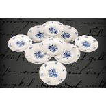 9 kleine Meissen Teller, um 1924, Unterglasur blau, mit Blumen und Insekten, 6 x Durchmesser 17