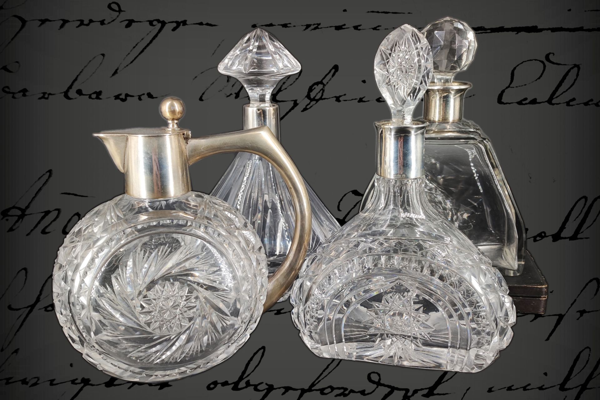 4 geschliffene Glaskaraffen, mit Silbermontierung und Stöpsel, um 1920, H 24 cm