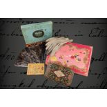Konv. Mode-Accessoires für die Dame um 1900, verschiedene Handschuhe, in Holzschatulle, Marabu-