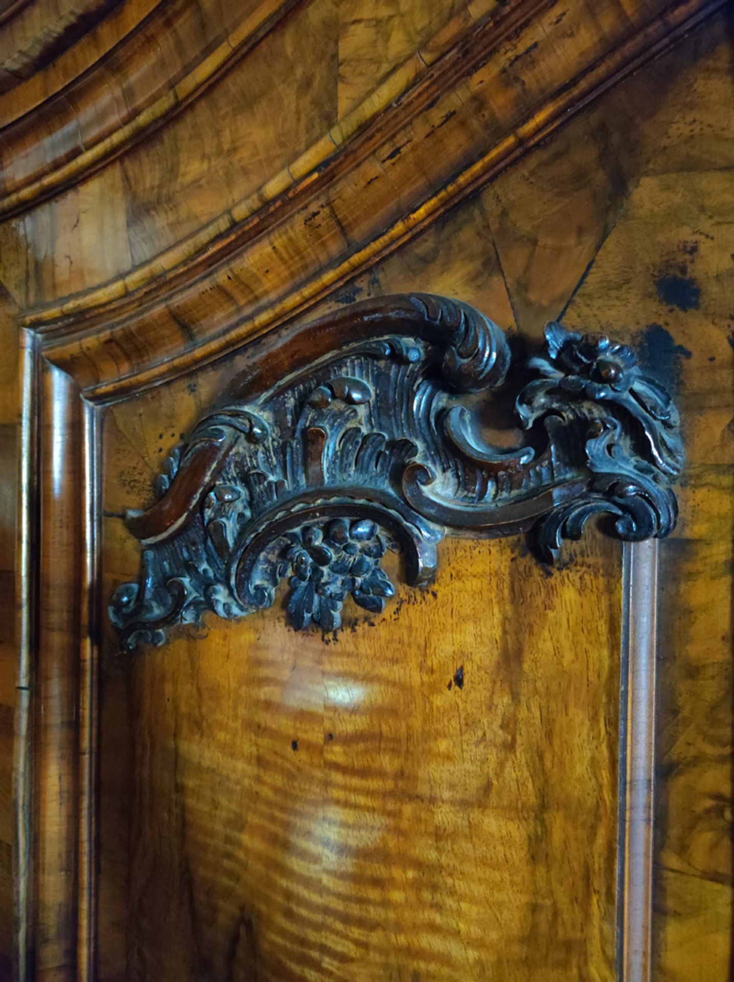 Großer barocker Hallenschrank, um 1750, Nussbaum, intarsiert, mit Rokoko-Schnitzwerk, geschweifte - Bild 4 aus 4