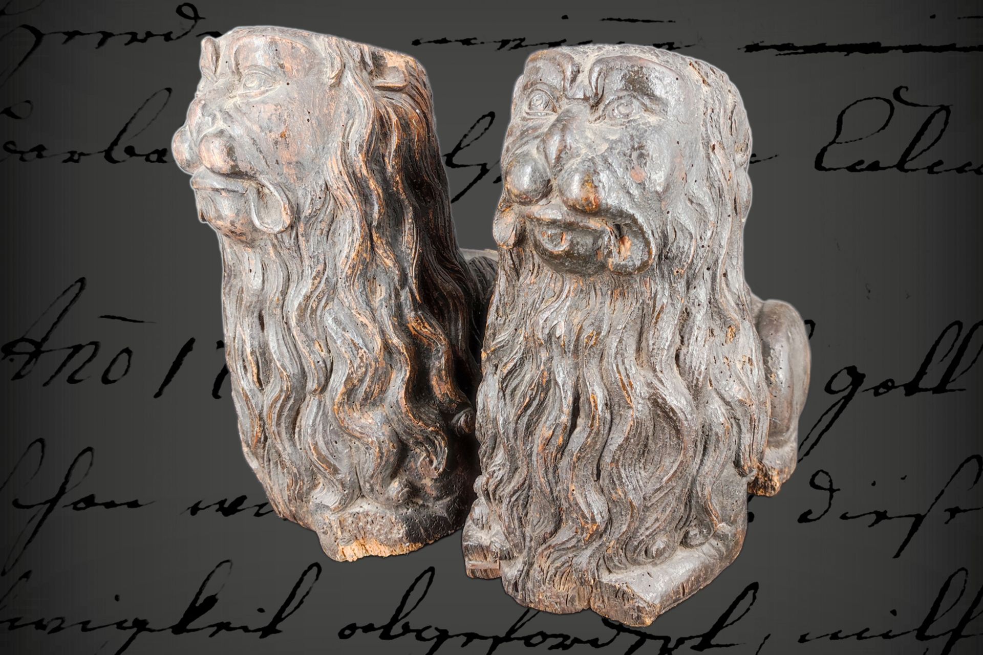2 Uralt-Löwen, Holz, geschnitzt, als Sockel oder Fuß, 17. Jh., L 35 cm, Alterungsspuren