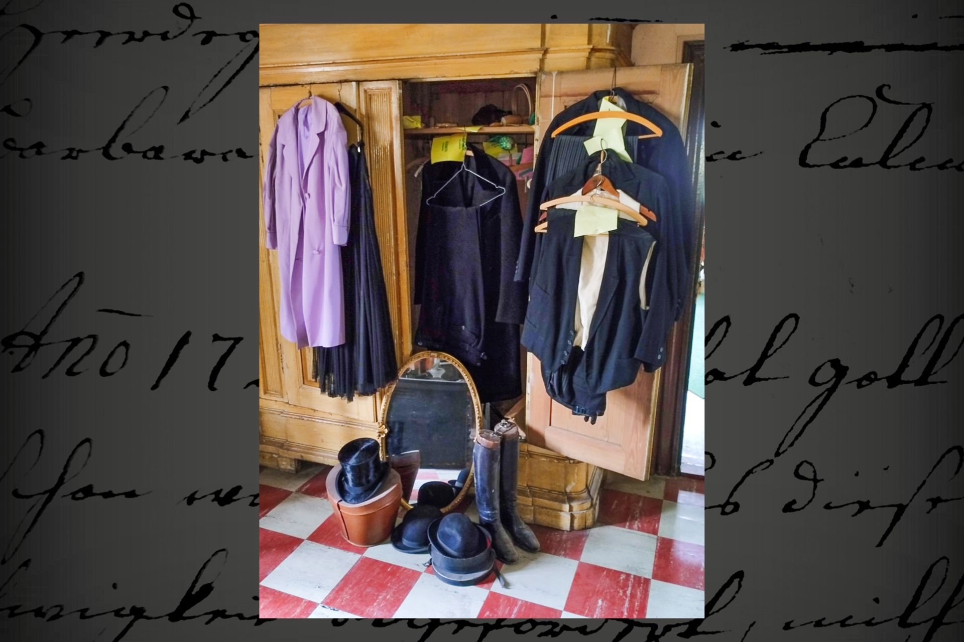 Konv. Bekleidung um 1900, versch. Mäntel, Hosen, Stresemann, Paar Lederstiefel mit Holzeinsatz,