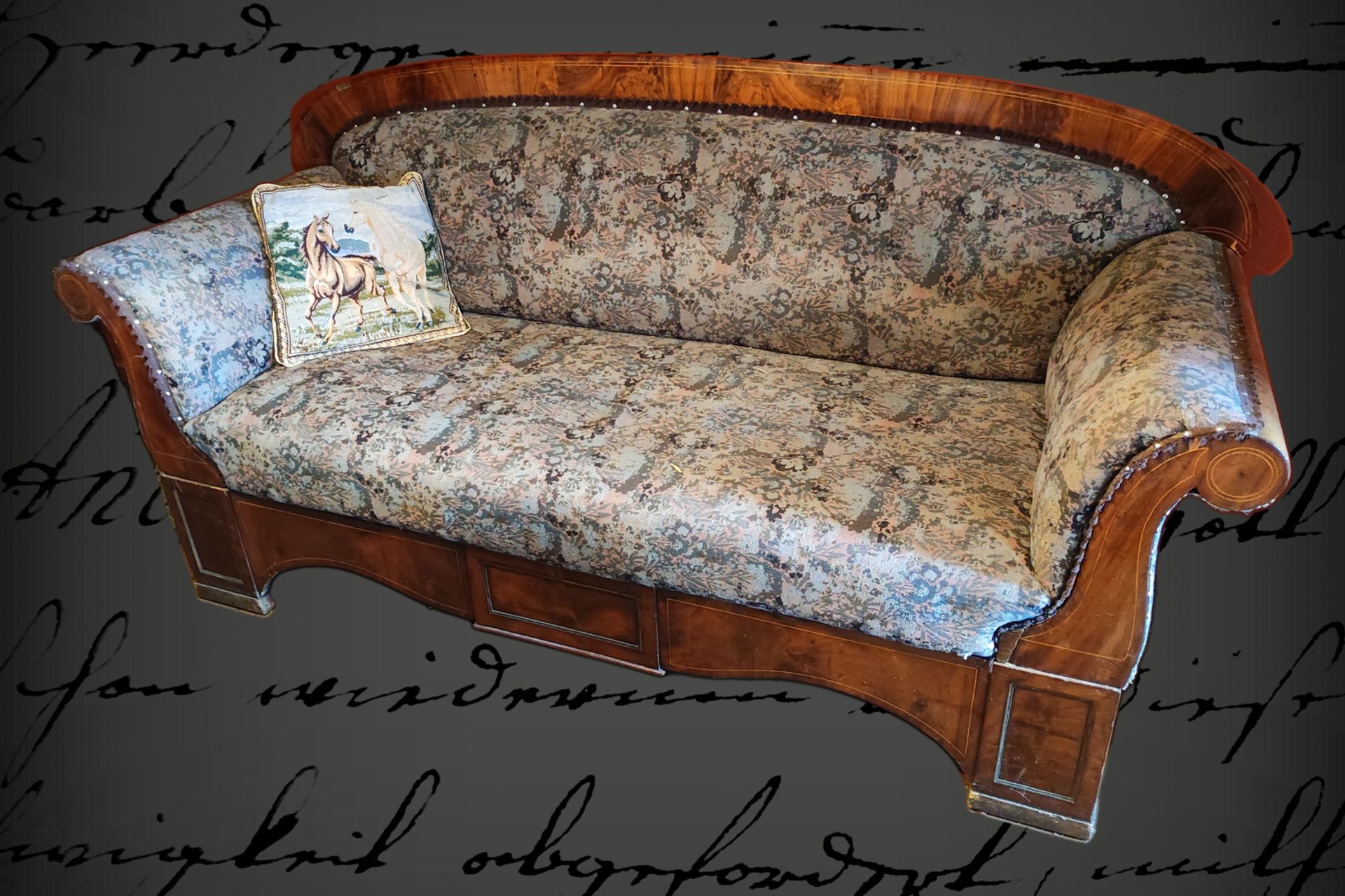 Biedermeier-Sofa, geflammtes Mahagoni mit Bandintarsien, starke Alterungsspuren, Fehlstellen, L