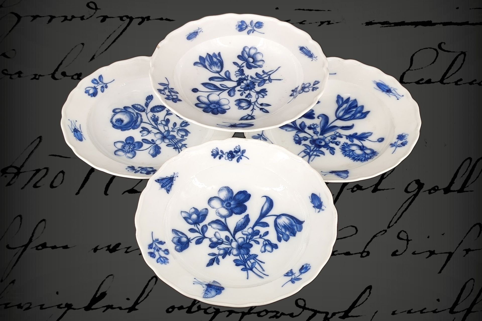 4 barocke Meissen Suppenteller, Marcolini-Zeit, Unterglasur blau, mit Blumen und Insekten, einer