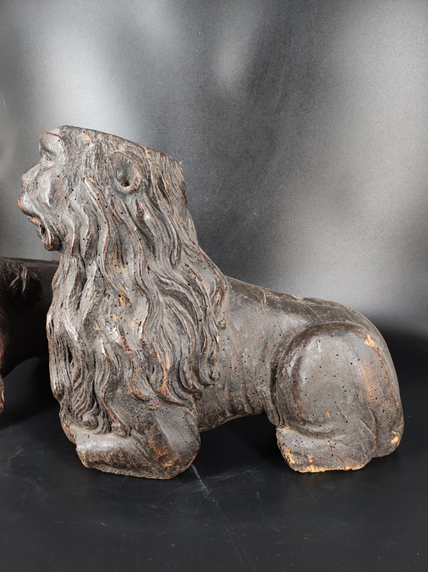 2 Uralt-Löwen, Holz, geschnitzt, als Sockel oder Fuß, 17. Jh., L 35 cm, Alterungsspuren - Bild 2 aus 2