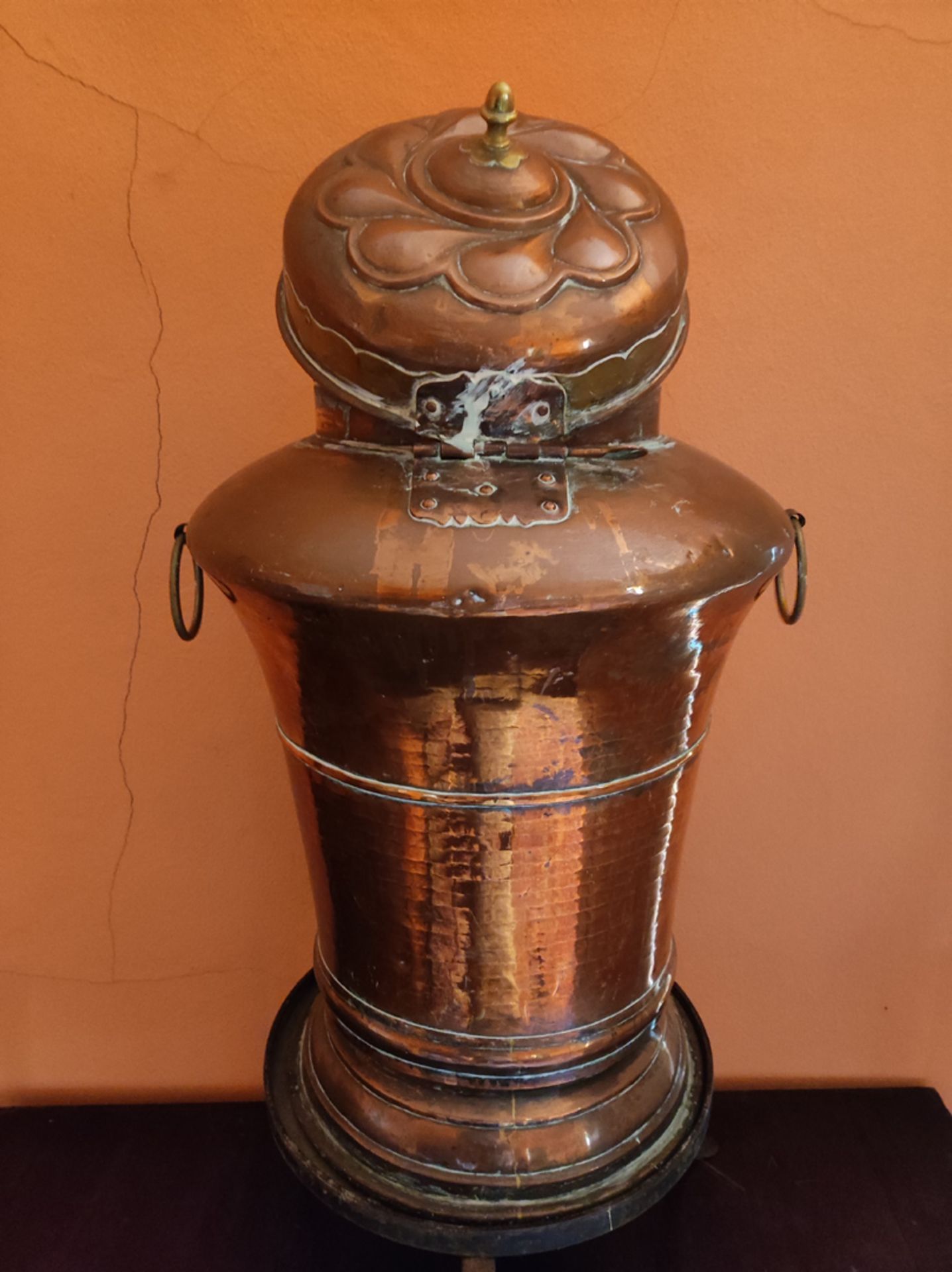 Wasserbehälter, Kupfer, handgetrieben, mit Deckel und verzierten Messingmontierungen, auf - Bild 2 aus 2