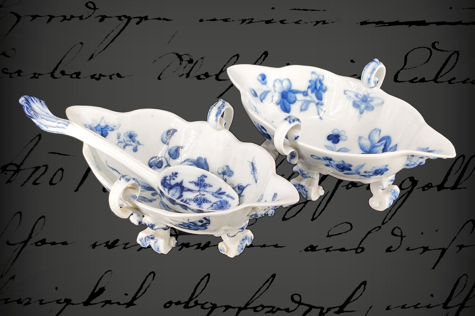 2 Meissen Barock-Saucieren, 1. Hälfte 18. Jh., 2 versch. Schwertermarken, dazu kleiner Schöpfer (