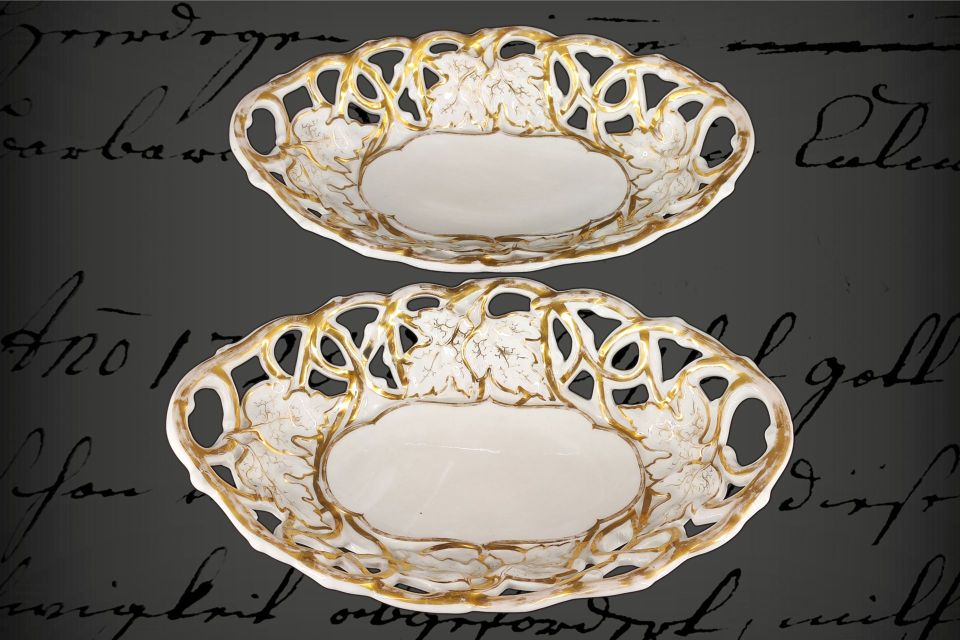 2 ovale Biedermeier-Porzellanschalen, mit durchbrochenem Rand im Laubmotiv, weiß/gold, Gold leicht