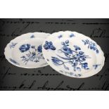 2 barocke runde Meissen Platten, Schwertermarke ab 1723, Unterglasur blau, mit Blumen und