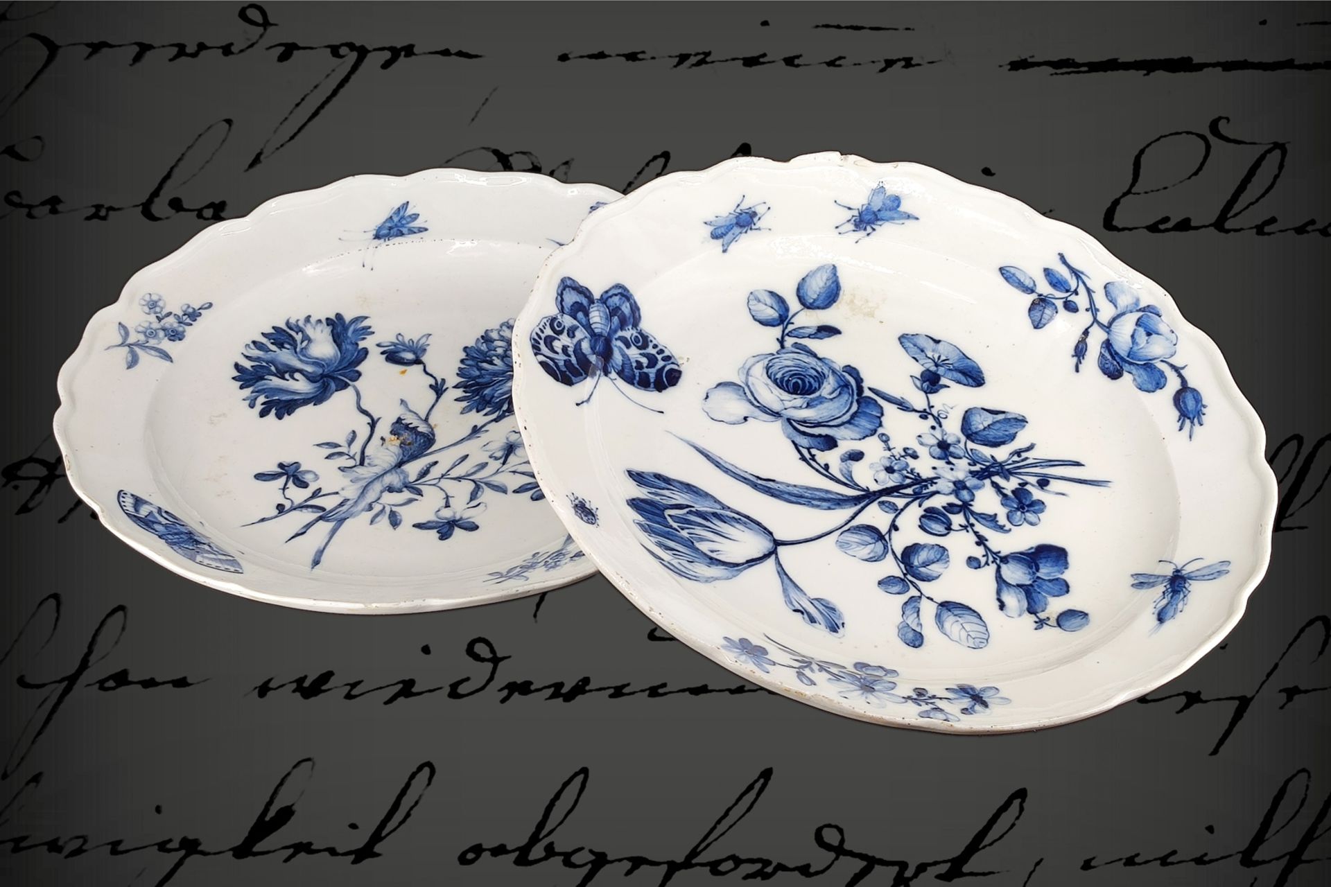 2 barocke runde Meissen Platten, Schwertermarke ab 1723, Unterglasur blau, mit Blumen und