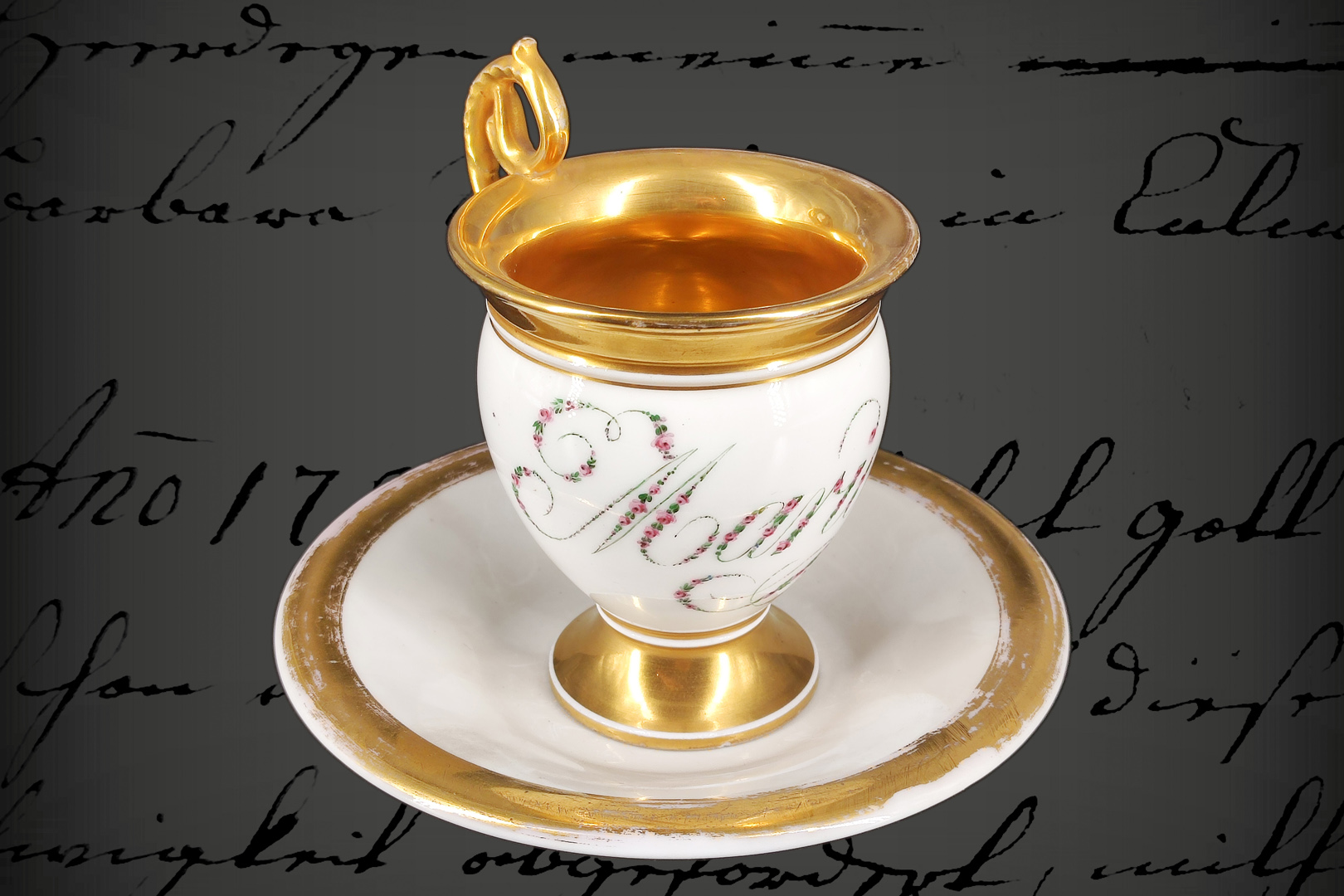 Biedermeier Kaffeetasse mit Untertasse, mit Goldrand, in Blümchenmalerei gemalte Namensaufschrift ”