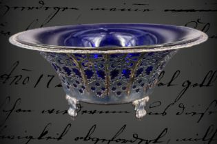 Silberkörbchen, mit blauem Glaseinsatz, gestempelt Halbmond & Krone 800, Nr. 12743, Durchmesser 22