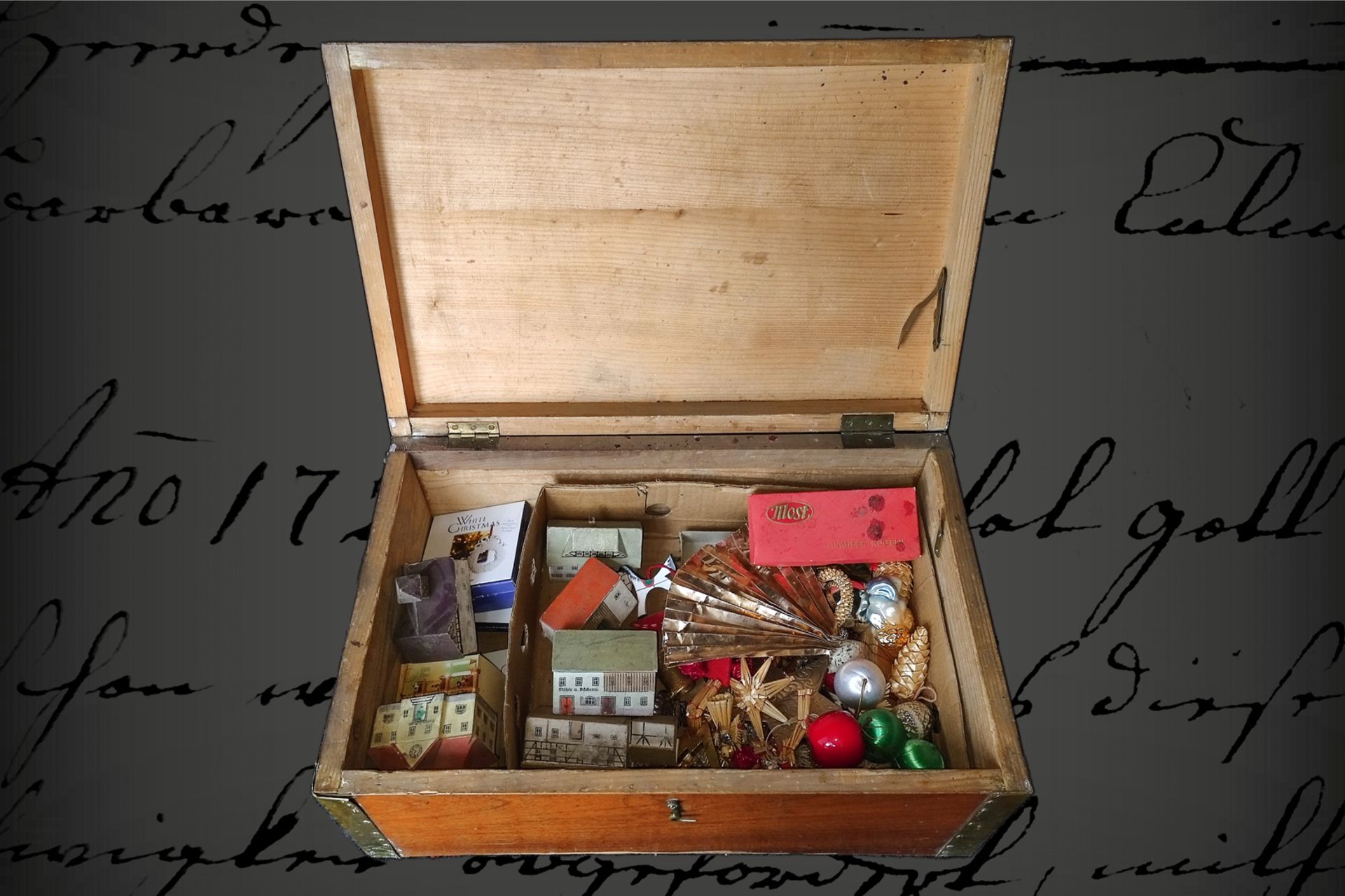 Mahagoni-Kassette, mit Messingecken und -griffen, gefüllt mit versch. Weihnachtsschmuck und