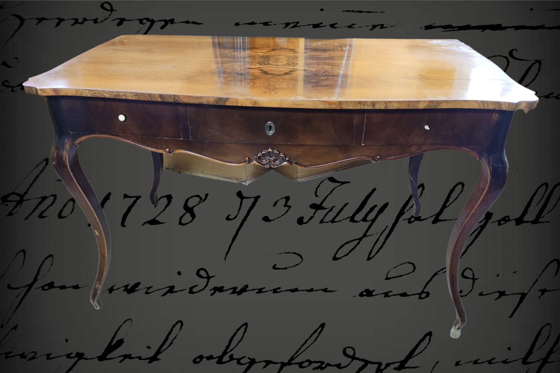 Wiener Barock Schreibtisch, Nussbaum, um 1860, 3 Schubfächer, leichte geschnitzte Verzierungen,