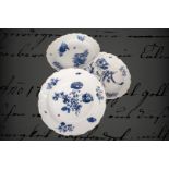 3 barocke Meissen Platten, Schwertermarke ab 1723, Unterglasur blau, mit Blumen und Insekten, Ränder